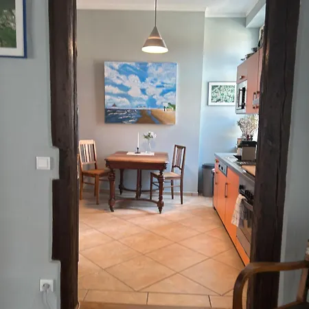 Grosszuegige Zentrale Altbauwohnung *