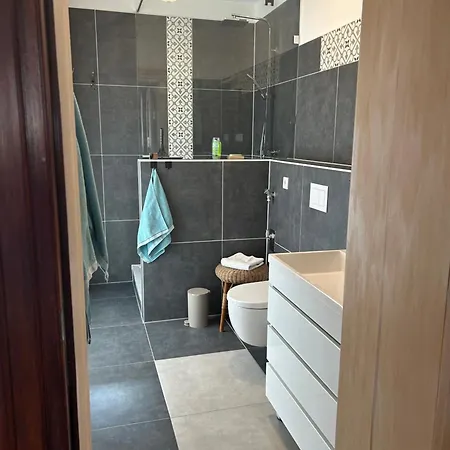Grosszuegige Zentrale Altbauwohnung Lejlighed