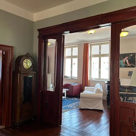 Grosszuegige Zentrale Altbauwohnung *