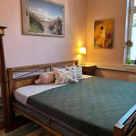 Grosszuegige Zentrale Altbauwohnung *