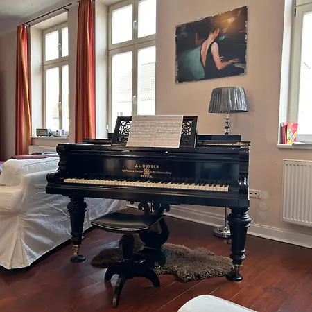 Grosszuegige Zentrale Altbauwohnung *